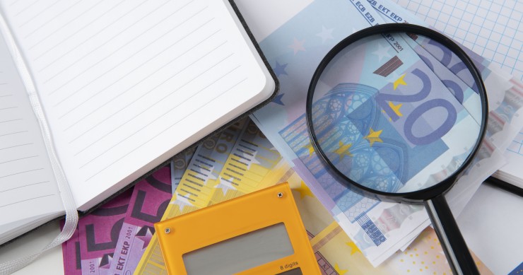 banconote e lente ingradimento