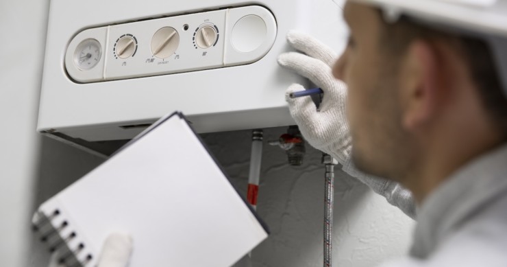 Operaio che ripara caldaia 