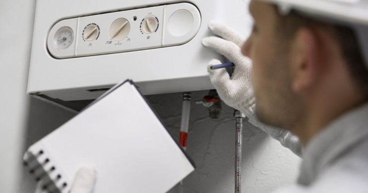 Operaio che ripara caldaia 