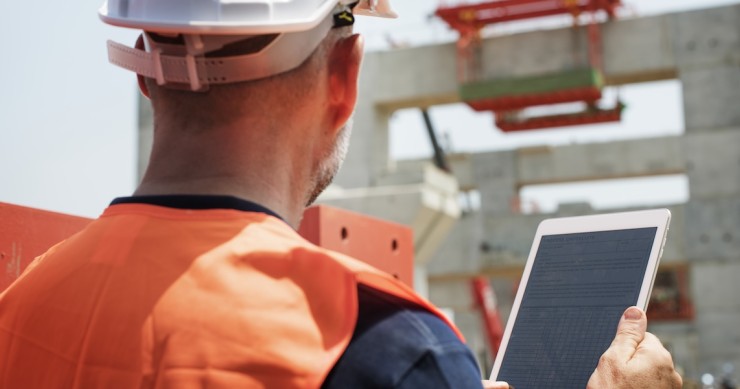 operaio edile che lavora all'aperto con il progetto