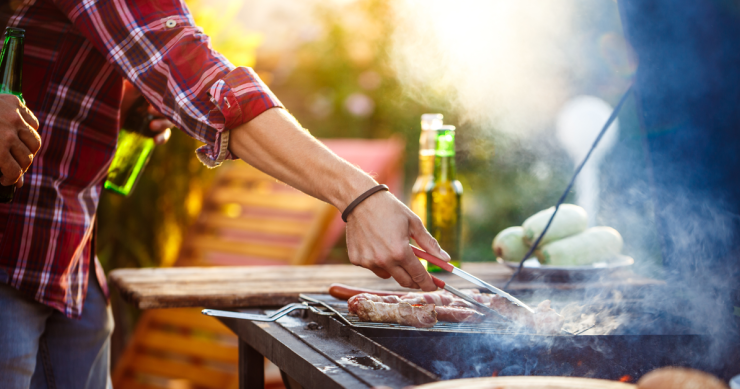 un uomo davanti al barbecue