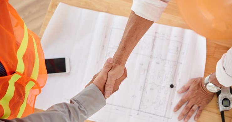Stretta di mano con l'ingegnere per la pratica edilizia