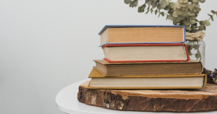 pila di libri vintage