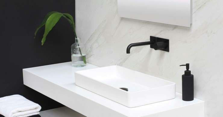 Un rubinetto in acciaio con rivestimento in PVD nero opaco