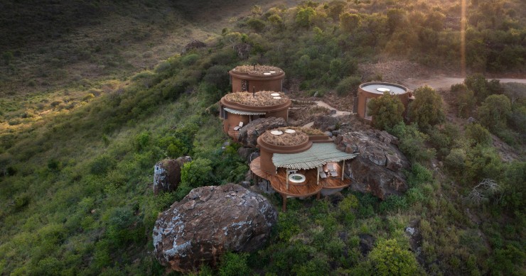 Situado en el norte de Kenia, Suyian Lodge se concibe como un resort de safari diseñado para integrarse en el terreno sin renunciar al confort.