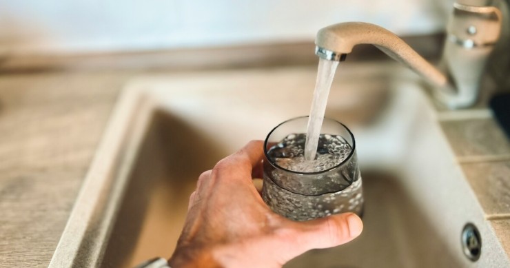 acqua del rubinetto sa di cloro