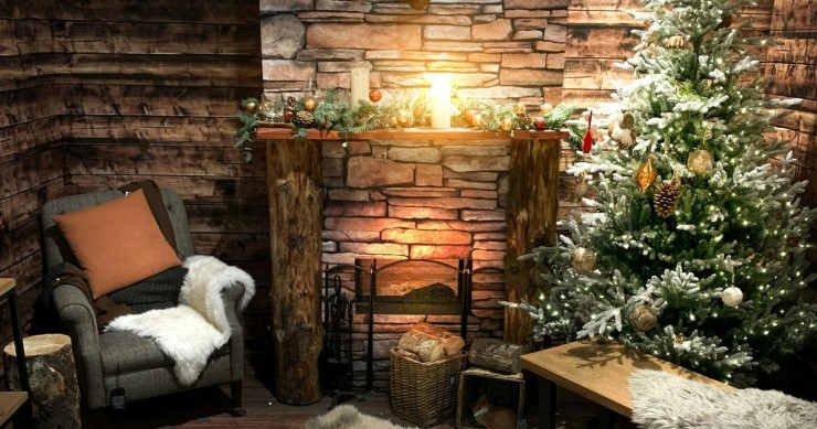albero di natale vicino camino