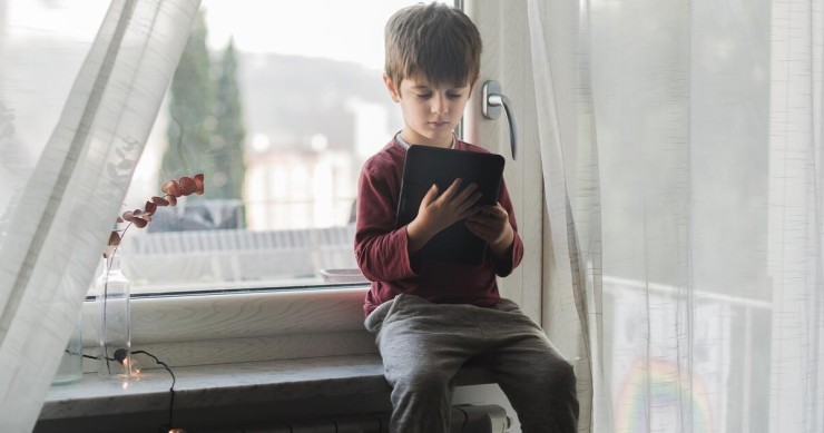 bambino in pericolo su finestra