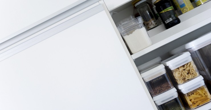 dispensa a scomparsa in cucina moderna