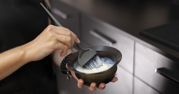 come togliere le macchie di tinta per capelli dai tessuti