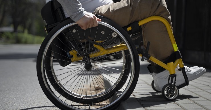 Vista laterale di sedia a rotelle per disabili