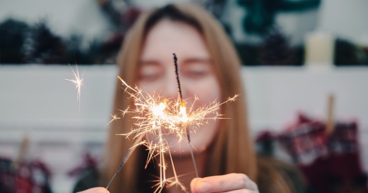 Ragazza accende una stelletta