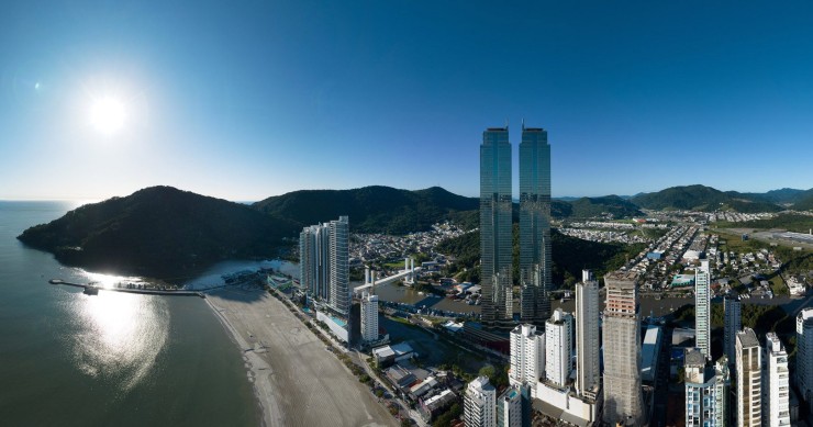 Yachthouse es un rascacielos ubicado en la ciudad brasileña de Balneário Camboriú proyectado por el estudio italiano Pininfarina.