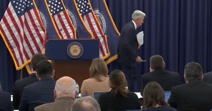 ##Fed conferma i tassi, Powell glissa le domande su scontro con Trump