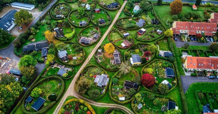 Vista dall'alto dei giardini di Naerum