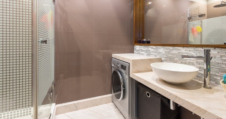 Bagno con lavatrice all'interno