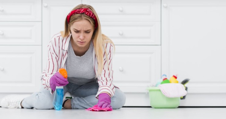 donna che lava con cura un pavimento