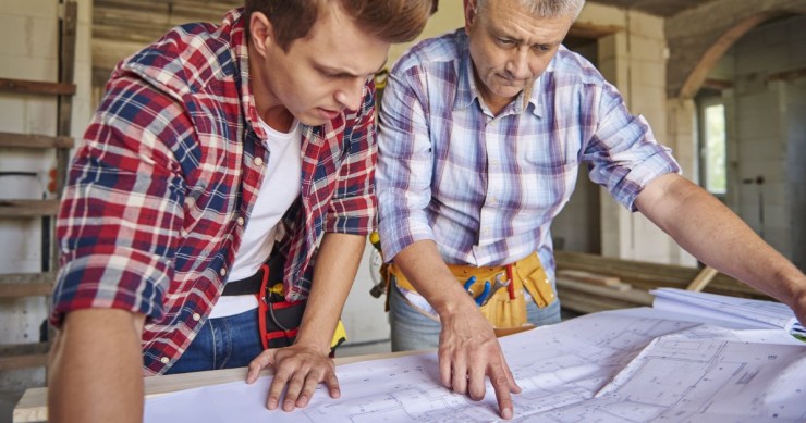 due professionisti che guardano un progetto