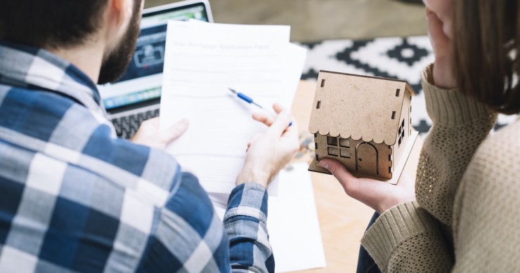 Coppia che fa un mutuo per comprare la casa