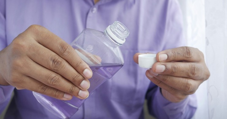 persona con collutorio