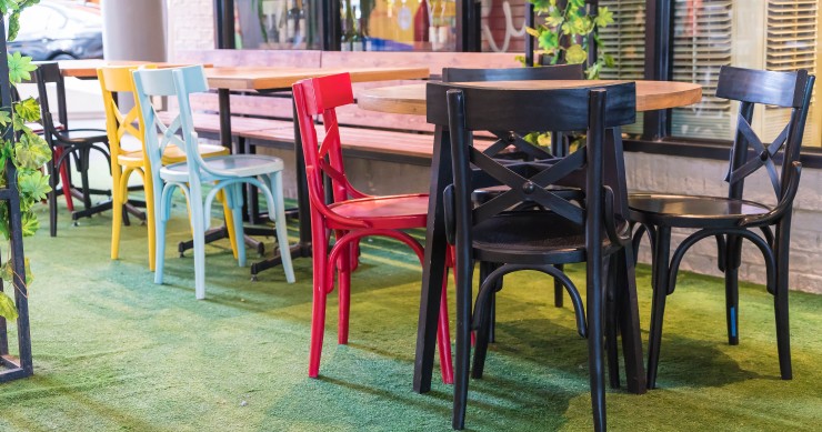 tavolo con sedie di colore diverso