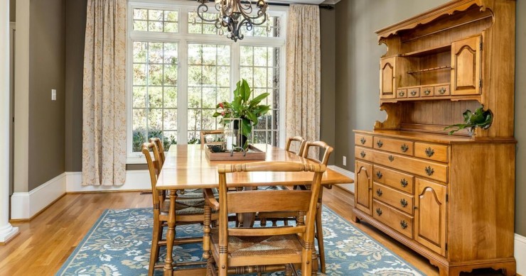 tappeto in sala da pranzo in legno