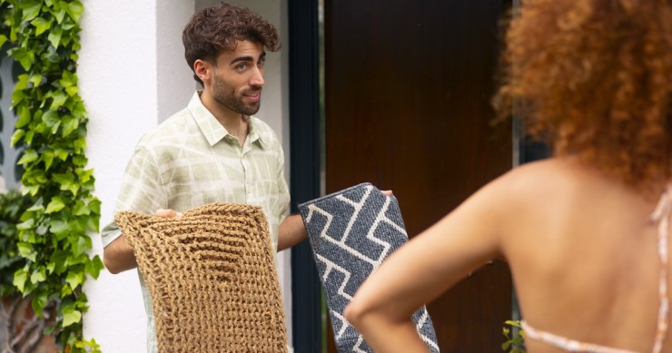 Immagine di una coppia che pulisce una casa