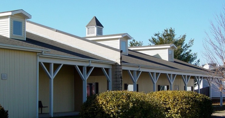 Un edificio diviso in due da un vistoso muro tagliafuoco