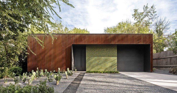 Situada en Austin (Texas), la Stealth House se presenta como un volumen hermético revestido íntegramente de acero cortén, sin una sola ventana hacia el exterior.