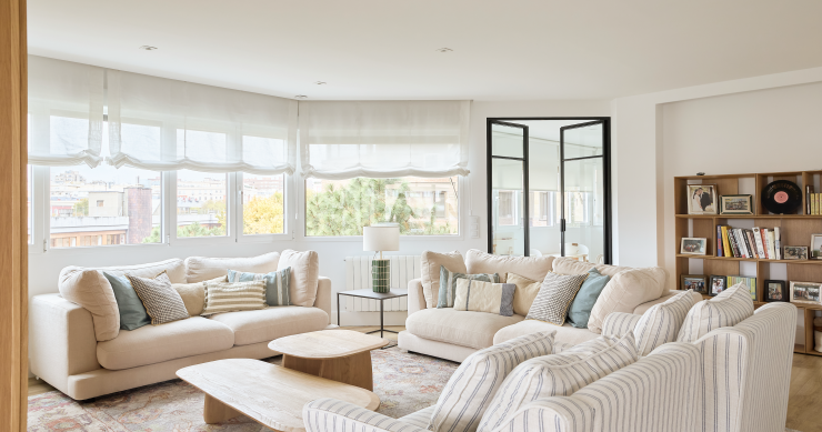 Ampio soggiorno con un grande divano