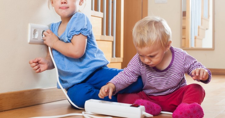 bambini con una presa elettrica