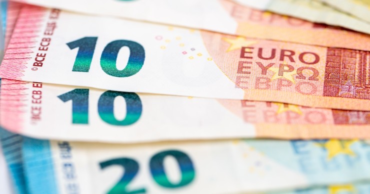 Primo piano di banconote da dieci e venti euro