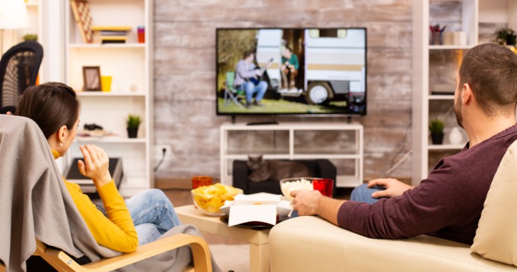coppia che guarda la tv