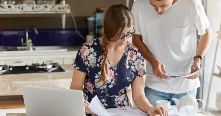 Coppia gestisce il budget in cucina 