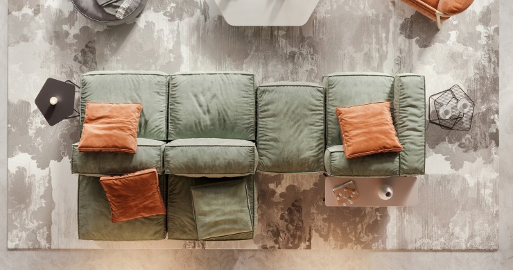 divano al centro della stanza