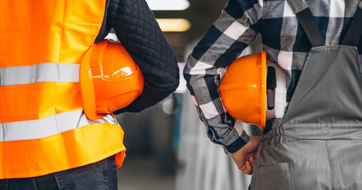 uomini con casco lavoro