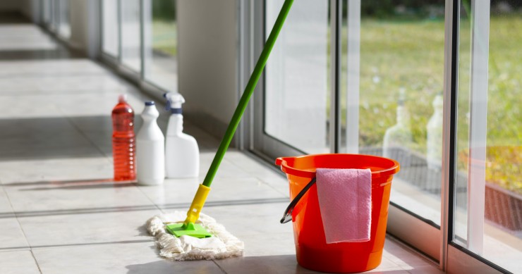 lavare pavimento acqua calda o fredda