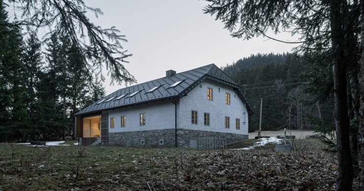 Borová Lada Cottage è una casa del XIX secolo ristrutturata con l'idea di integrare una nuova narrazione architettonica in cui il vecchio e il nuovo coesistono visibilmente