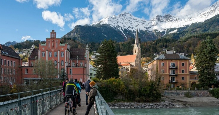 Ponte con vista su Innsbruck e le Alpi