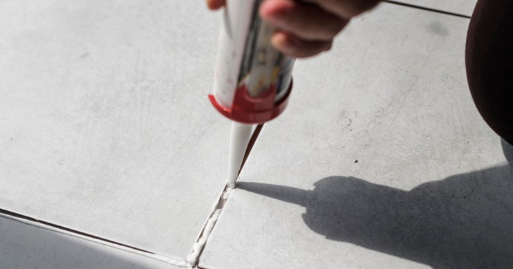 Riparare una mattonella con il silicone
