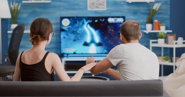 Due persone davanti alla TV