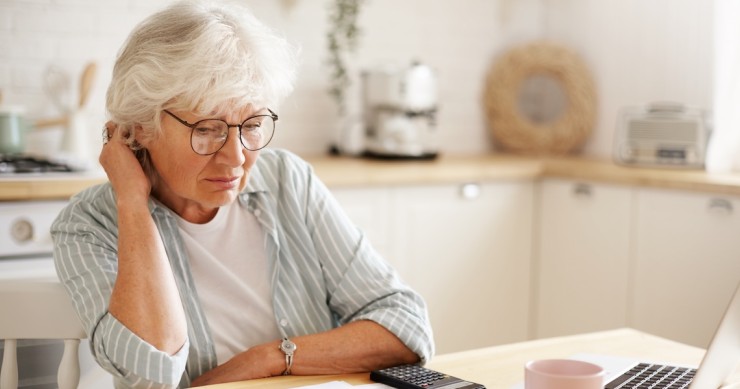 Anziana controlla le bollette di casa 