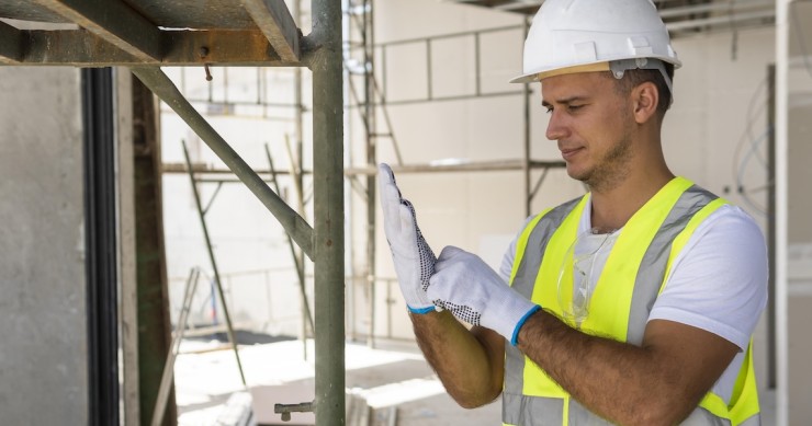Operai al lavoro per un intervento di manutenzione straordinaria sui balconi