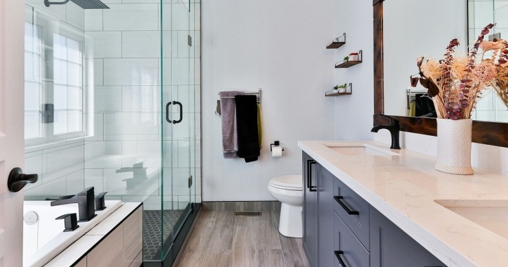 Un bagno con doppio lavabo