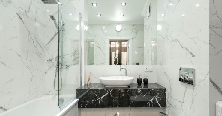 come arredare un bagno in marmo