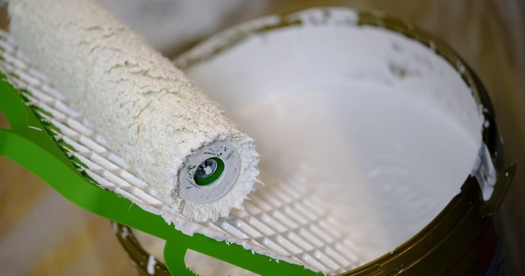 Un barattolo di vernice aperto