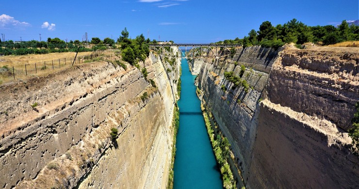 El Canal de Corinto es una infraestructura realizada en el siglo XIX para sortear el rodeo de la península del Peloponeso.
