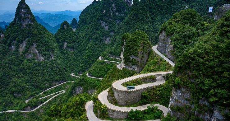 Curve a ferro di cavallo sulla strada di Tianmen