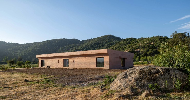 Casa Lima si integra in un ambiente di vigneti, campi coltivati ​​e montagne in lontananza
