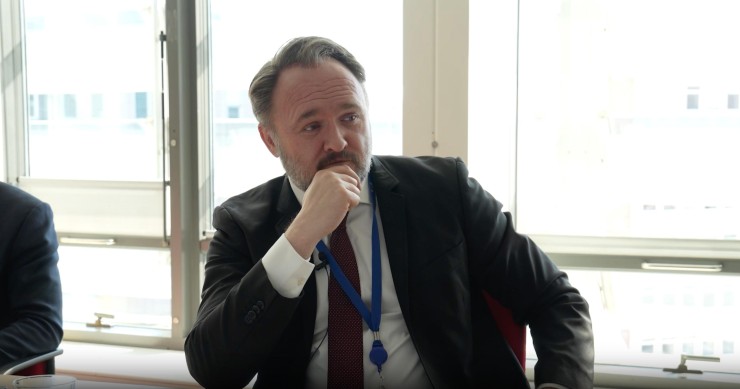 Archivo - El Comisario Europeo de Energía y Vivienda, Dan Jorgensen, durante una entrevista con la European Newsroom (ENR) en Bruselas (Bélgica), el martes 18 de marzo de 2025.